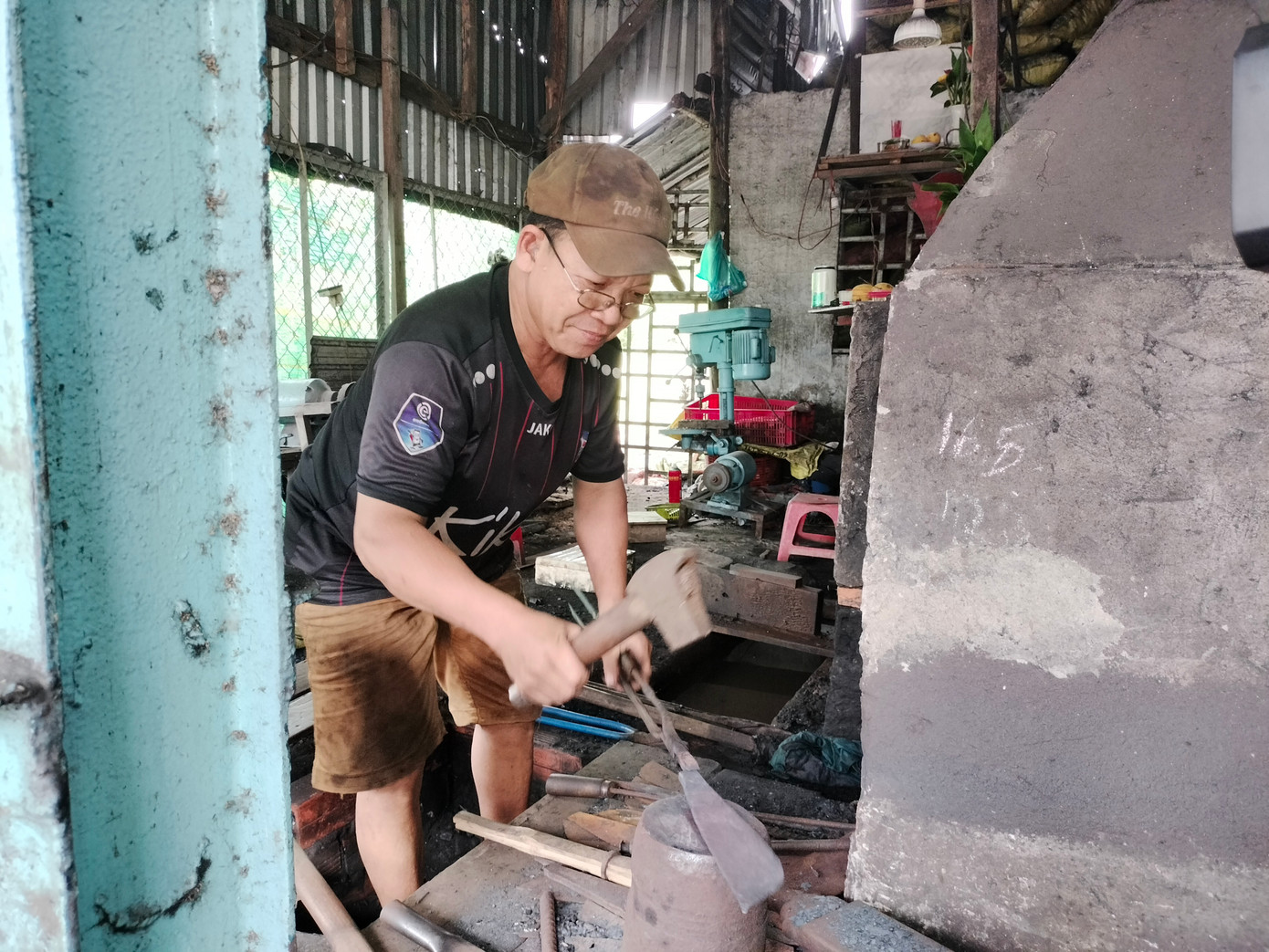 Ông Trần Văn Tân gắn bó với nghề rèn khoảng 40 năm. Ông Tân từng chuyển máy búa, lò than, máy mài xuống ghe đi xuôi ngược khắp các con sông lớn nhỏ từ Bạc Liêu xuống Cà Mau, Kiên Giang rồi Hậu Giang,…