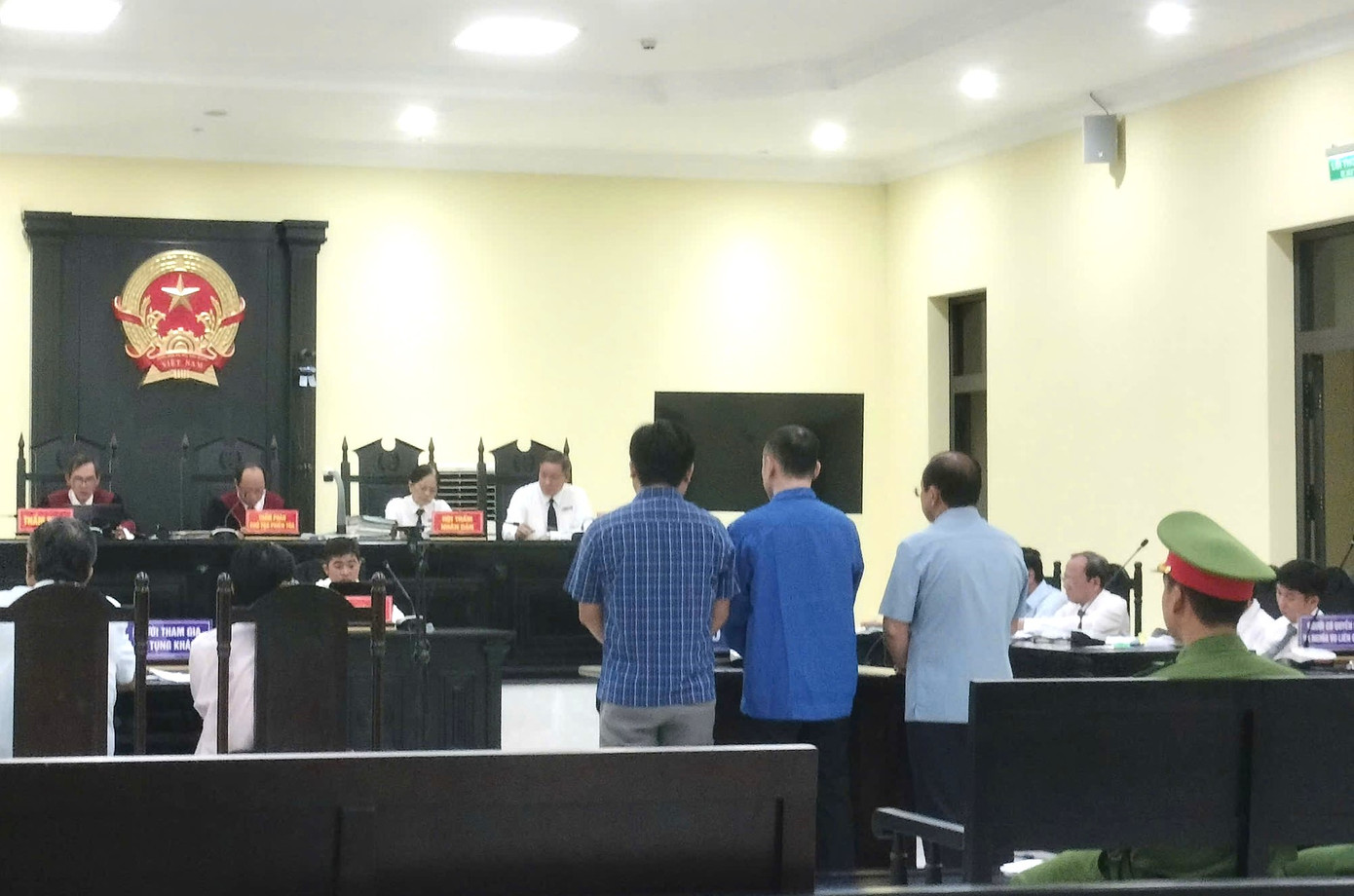 Ba bị cáo tại phiên xét xử. Ba bị cáo tại phiên xét xử.