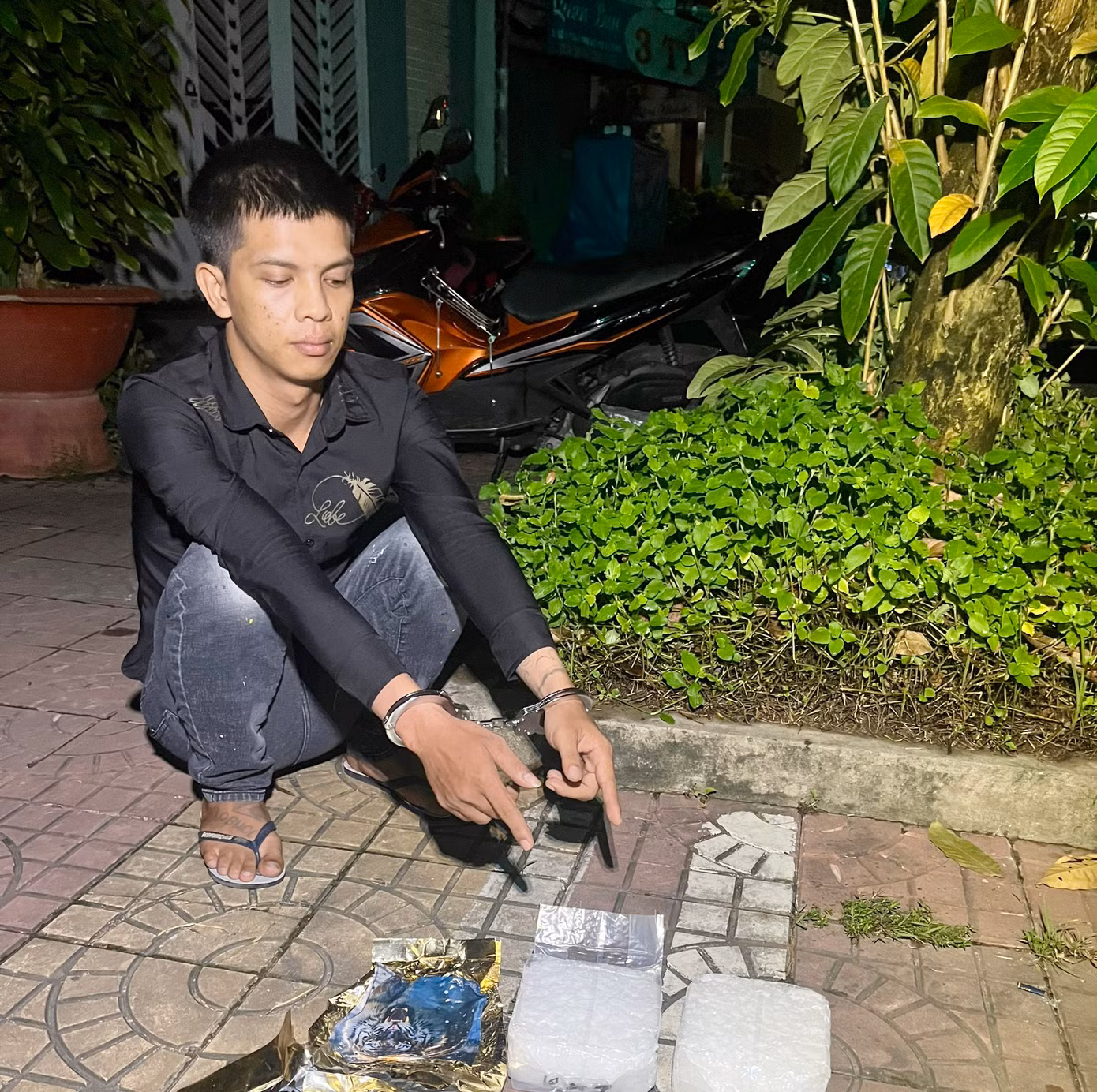 Bảo Em cùng tang vật liên quan. Bảo Em cùng tang vật liên quan.