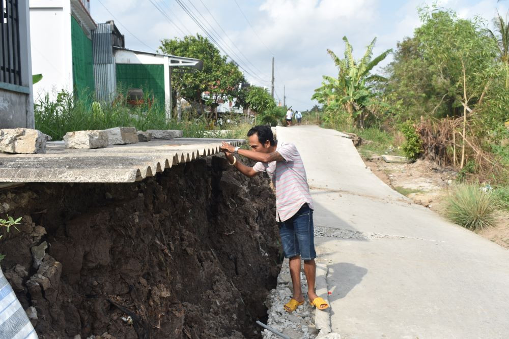 Vùng ngọt hóa huyện Trần Văn Thời đã có 131 tuyến kênh, đường bị sụt lún, sạt lở. Vùng ngọt hóa huyện Trần Văn Thời đã có 131 tuyến kênh, đường bị sụt lún, sạt lở.