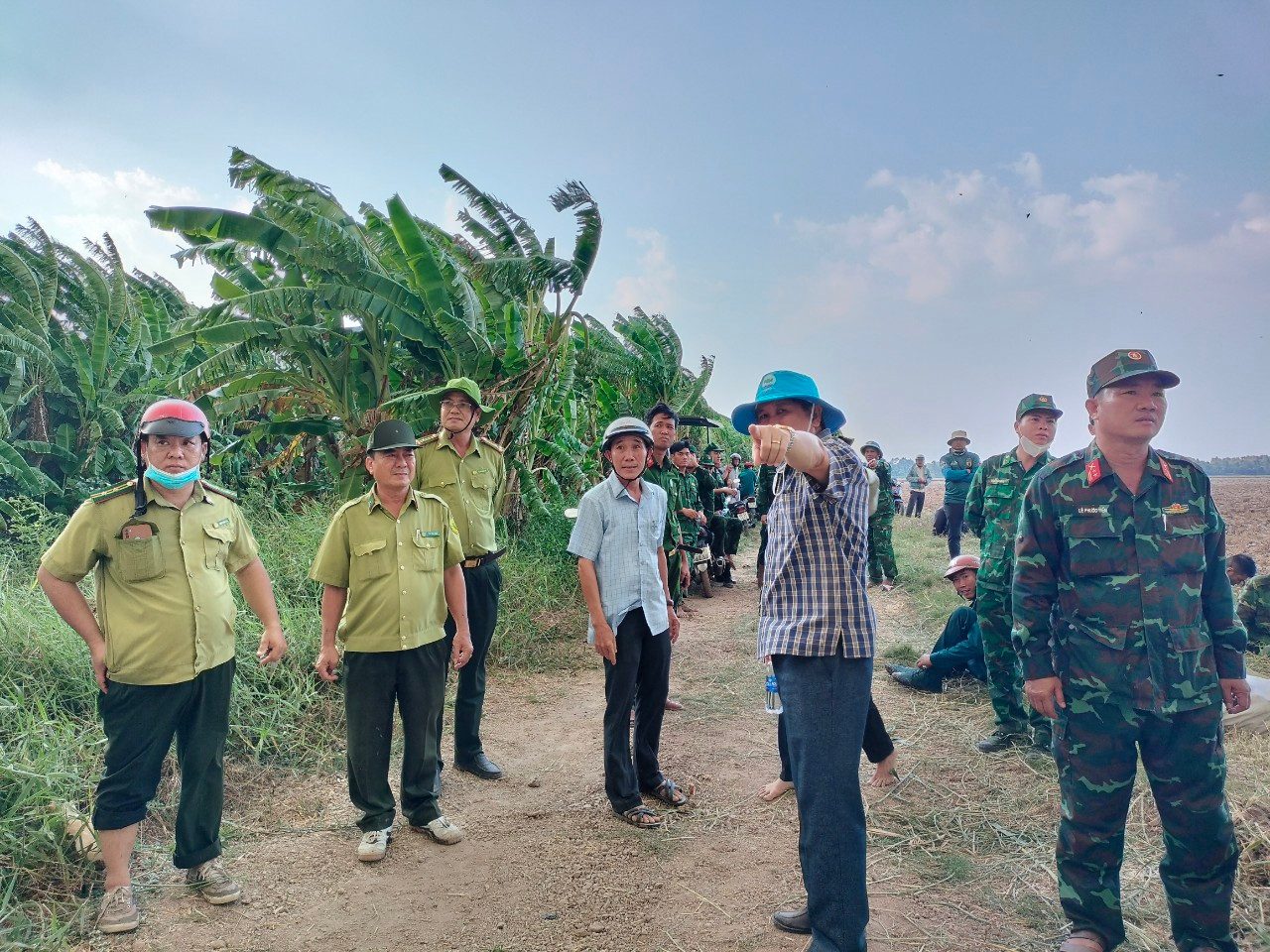 Ông Lê Văn Sử - Phó Chủ tịch UBND tỉnh và ông Phan Hoàng Vũ - Giám đốc Sở Nông nghiệp và Phát triển nông thôn tỉnh Cà Mau trực tiếp chỉ đạo tại hiện trường vụ cháy. Ông Lê Văn Sử - Phó Chủ tịch UBND tỉnh và ông Phan Hoàng Vũ - Giám đốc Sở Nông nghiệp và Phát triển nông thôn tỉnh Cà Mau trực tiếp chỉ đạo tại hiện trường vụ cháy.