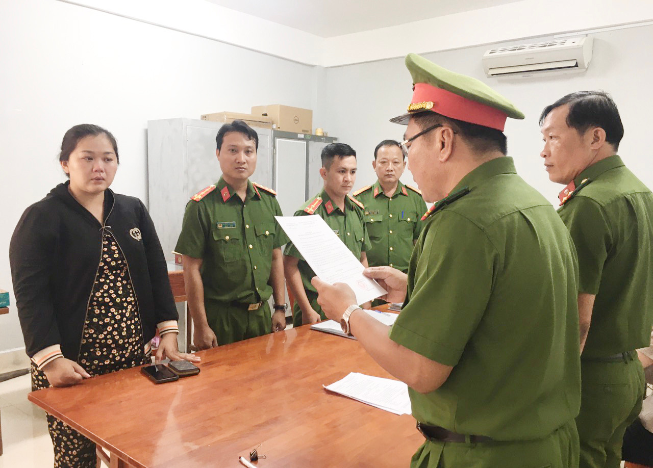 Công an tống đạt các quyết định tố tụng đối với Nghi (bìa trái). Công an tống đạt các quyết định tố tụng đối với Nghi (bìa trái).