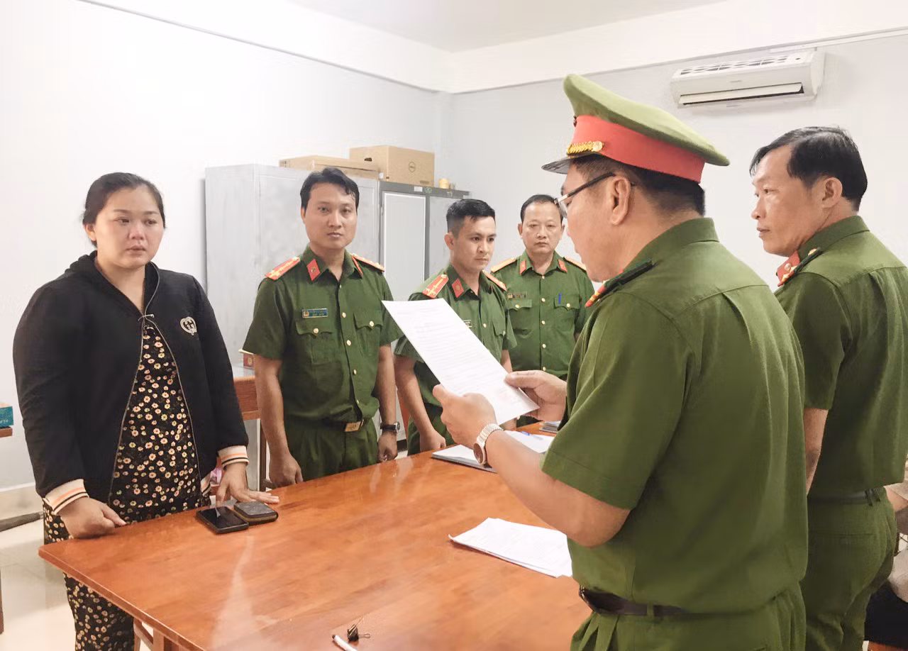 Công an tống đạt các quyết định tố tụng đối với Nghi (bìa trái). Công an tống đạt các quyết định tố tụng đối với Nghi (bìa trái).