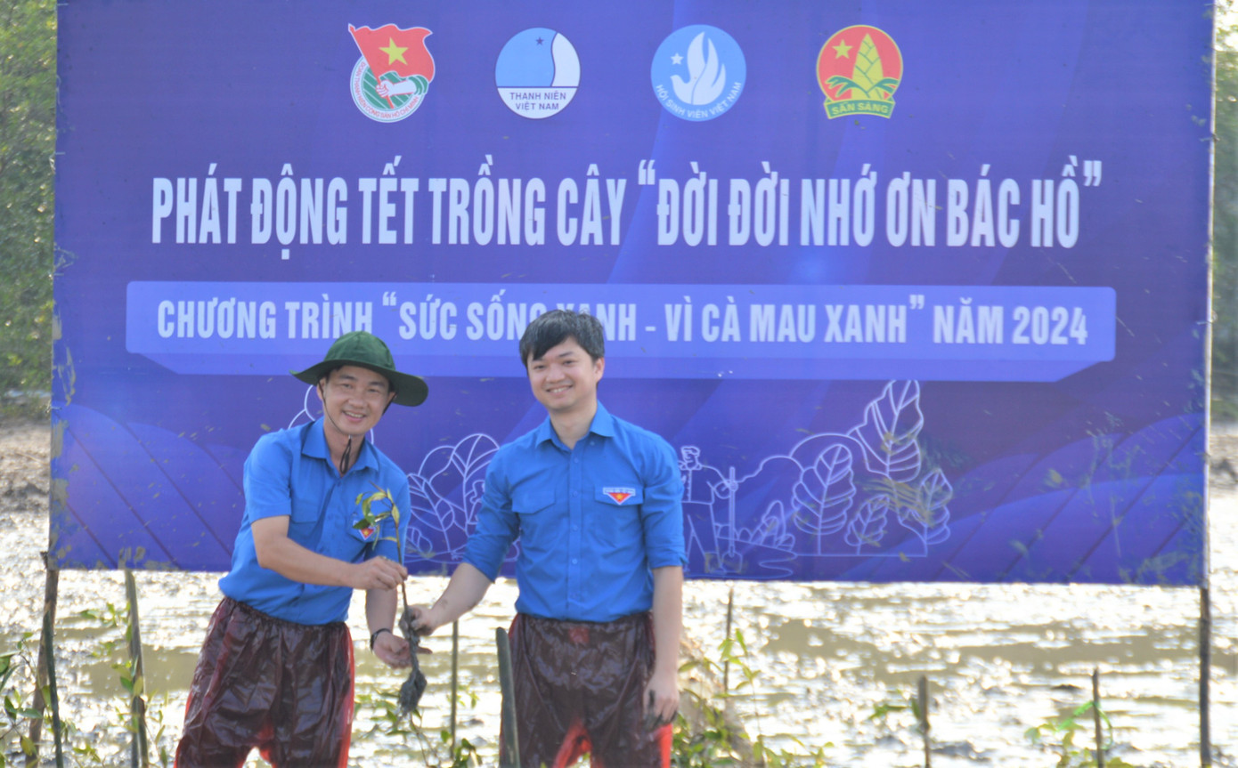 Anh Nguyễn Minh Triết - Bí thư T.Ư Đoàn cùng anh Nguyễn Hoàng Đạo - Bí thư Tỉnh Đoàn Cà Mau tham gia trồng cây.