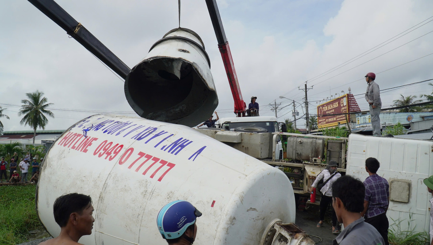 Các lực lượng cứu hộ đã cắt và di chuyển thùng trộn bê tông lên các xe cẩu để giải phóng mặt đường. Các lực lượng cứu hộ đã cắt và di chuyển thùng trộn bê tông lên các xe cẩu để giải phóng mặt đường.