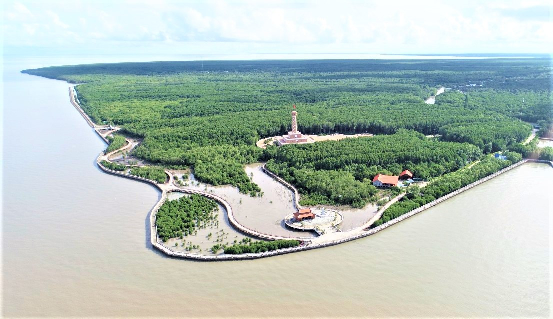 Mỗi lần câu hát “Nghe nói Cà Mau xa lắm, ở cuối cùng bản đồ Việt Nam…” trong bài hát “Áo mới Cà Mau” vang lên, không chỉ những người con Đất Mũi xa quê, mà lữ khách thập phương cũng bồi hồi xao xuyến, nhớ thương. Ảnh: Văn Dũng.