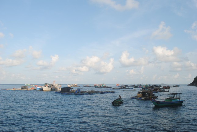 Trên đảo Hòn Chuối, ngoài lực lượng quân đội, hải đăng, còn có 39 hộ dân với 200 nhân khẩu sinh sống. Trên đảo Hòn Chuối, ngoài lực lượng quân đội, hải đăng, còn có 39 hộ dân với 200 nhân khẩu sinh sống.