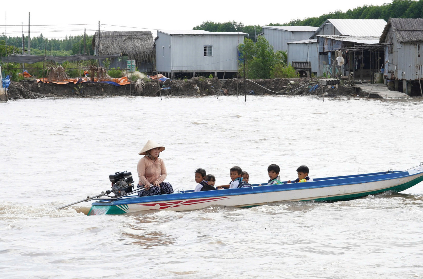 Vào những con nước lớn, chảy xiết, những ngày mưa to, gió lớn, học sinh đi học rất nguy hiểm, bởi nhiều em không biết bơi.