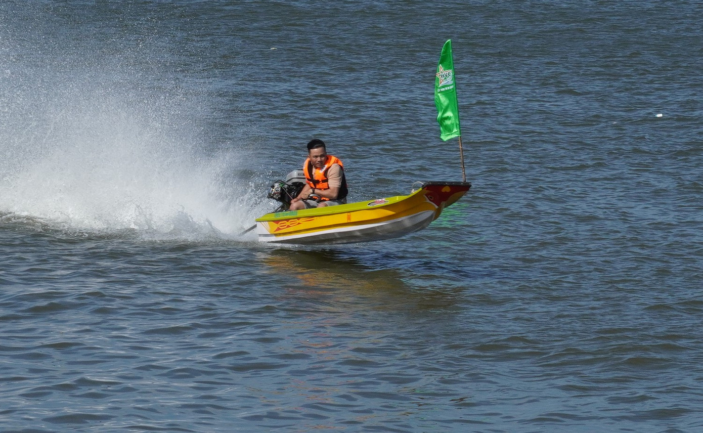 Bà Trần Kim Anh đến từ TPHCM chia sẻ lần đầu được chứng kiến đua vỏ lãi rất vui và hấp dẫn. “Tôi thấy nể những người lái vỏ, chạy như bay lướt sóng vèo vèo, chỉ trong chớp mắt đã về đích”, bà Kim Anh vui vẻ nói. Bà Trần Kim Anh đến từ TPHCM chia sẻ lần đầu được chứng kiến đua vỏ lãi rất vui và hấp dẫn. “Tôi thấy nể những người lái vỏ, chạy như bay lướt sóng vèo vèo, chỉ trong chớp mắt đã về đích”, bà Kim Anh vui vẻ nói.