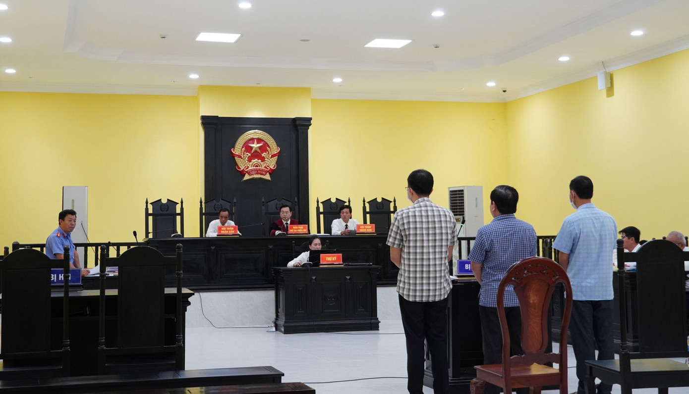 Các bị cáo tại phiên tòa sơ thẩm. Các bị cáo tại phiên tòa sơ thẩm.