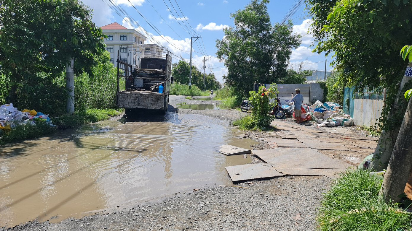 Vào mùa mưa, tuyến đường thường xuyên ngập như những cái ao. Xe ô tô 4 bánh không thể lưu thông, xe máy đi lại rất khó khăn. Vào mùa mưa, tuyến đường thường xuyên ngập như những cái ao. Xe ô tô 4 bánh không thể lưu thông, xe máy đi lại rất khó khăn.