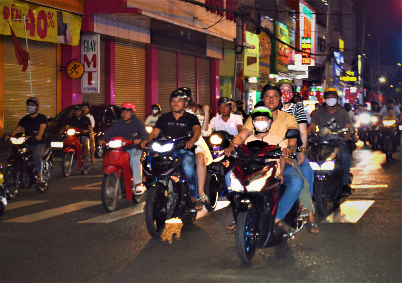 Ngay từ đầu giờ tối, dòng người ở các nơi đổ về chật kín tuyến đường chính như Nguyễn Tất Thành, Hùng Vương,… đông nhất là tuyến đường Trần Hưng Đạo (tuyến đường dẫn vào quảng trường Thanh Niên). Ngay từ đầu giờ tối, dòng người ở các nơi đổ về chật kín tuyến đường chính như Nguyễn Tất Thành, Hùng Vương,… đông nhất là tuyến đường Trần Hưng Đạo (tuyến đường dẫn vào quảng trường Thanh Niên).