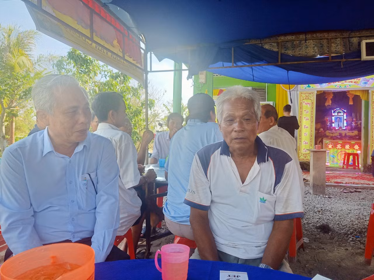 Ông Miên (phải, cha ruột anh C)