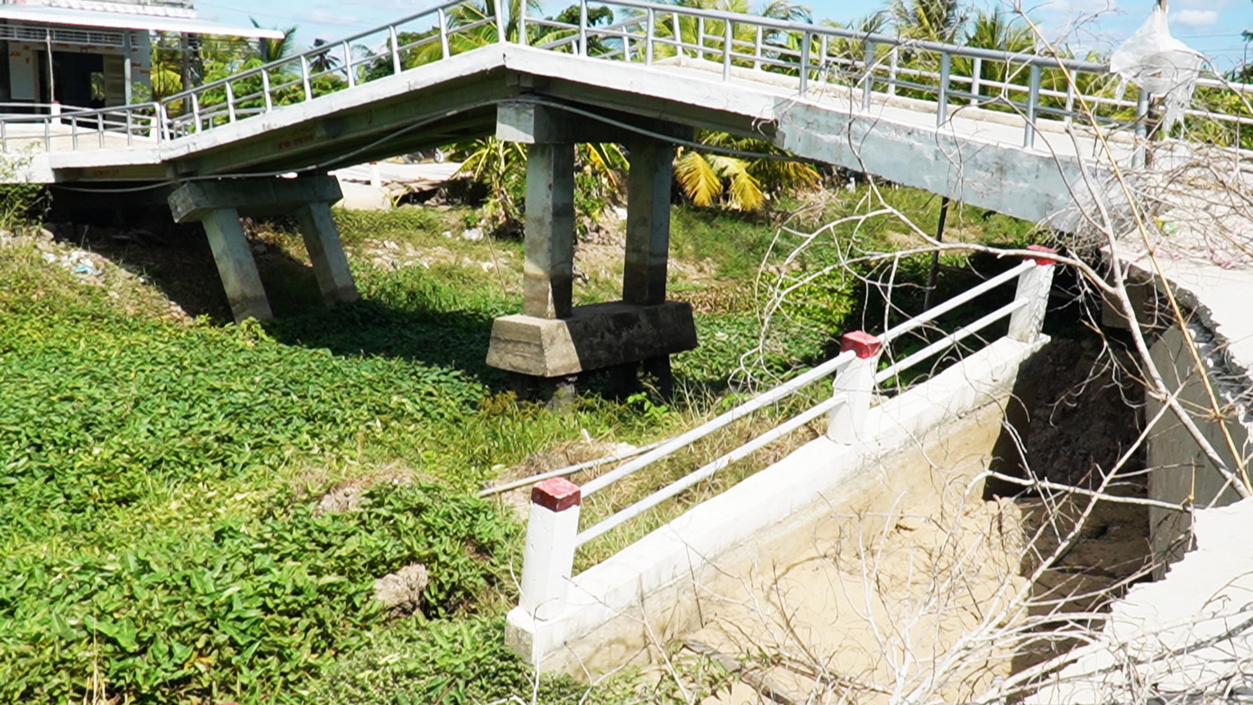 Cây cầu bị sụt lún, nguy cơ đổ sập bất cứ lúc nào. Cây cầu bị sụt lún, nguy cơ đổ sập bất cứ lúc nào.