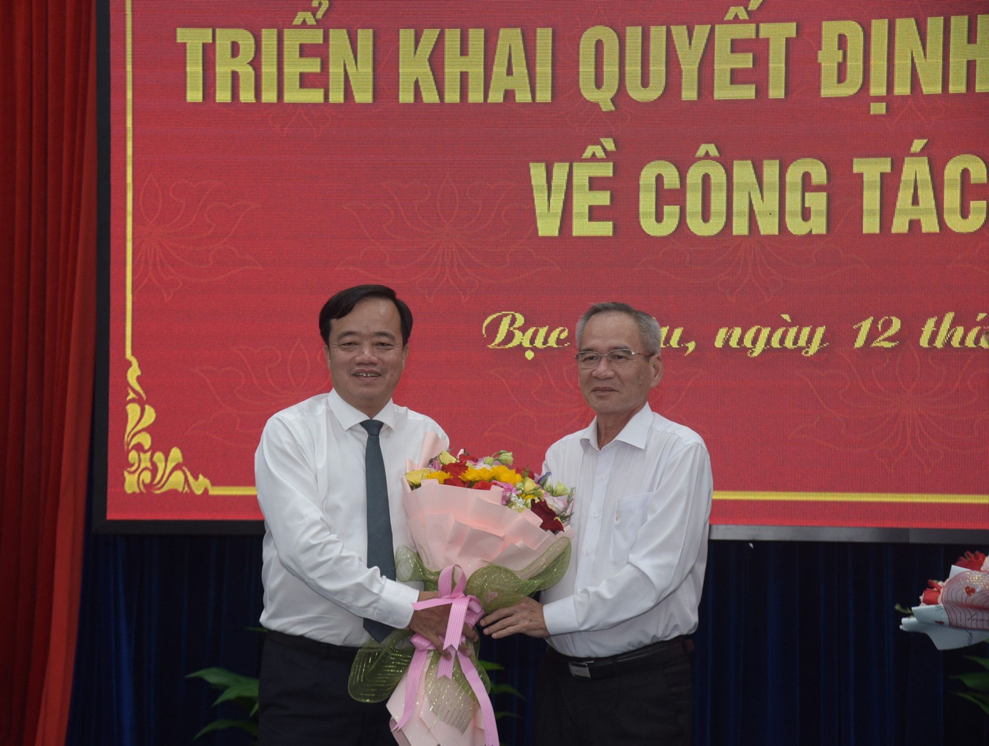 Ông Lữ Văn Hùng - Bí thư Tỉnh ủy Bạc Liêu tặng hoa chúc mừng ông Huỳnh Quốc Việt. Ông Lữ Văn Hùng - Bí thư Tỉnh ủy Bạc Liêu tặng hoa chúc mừng ông Huỳnh Quốc Việt.