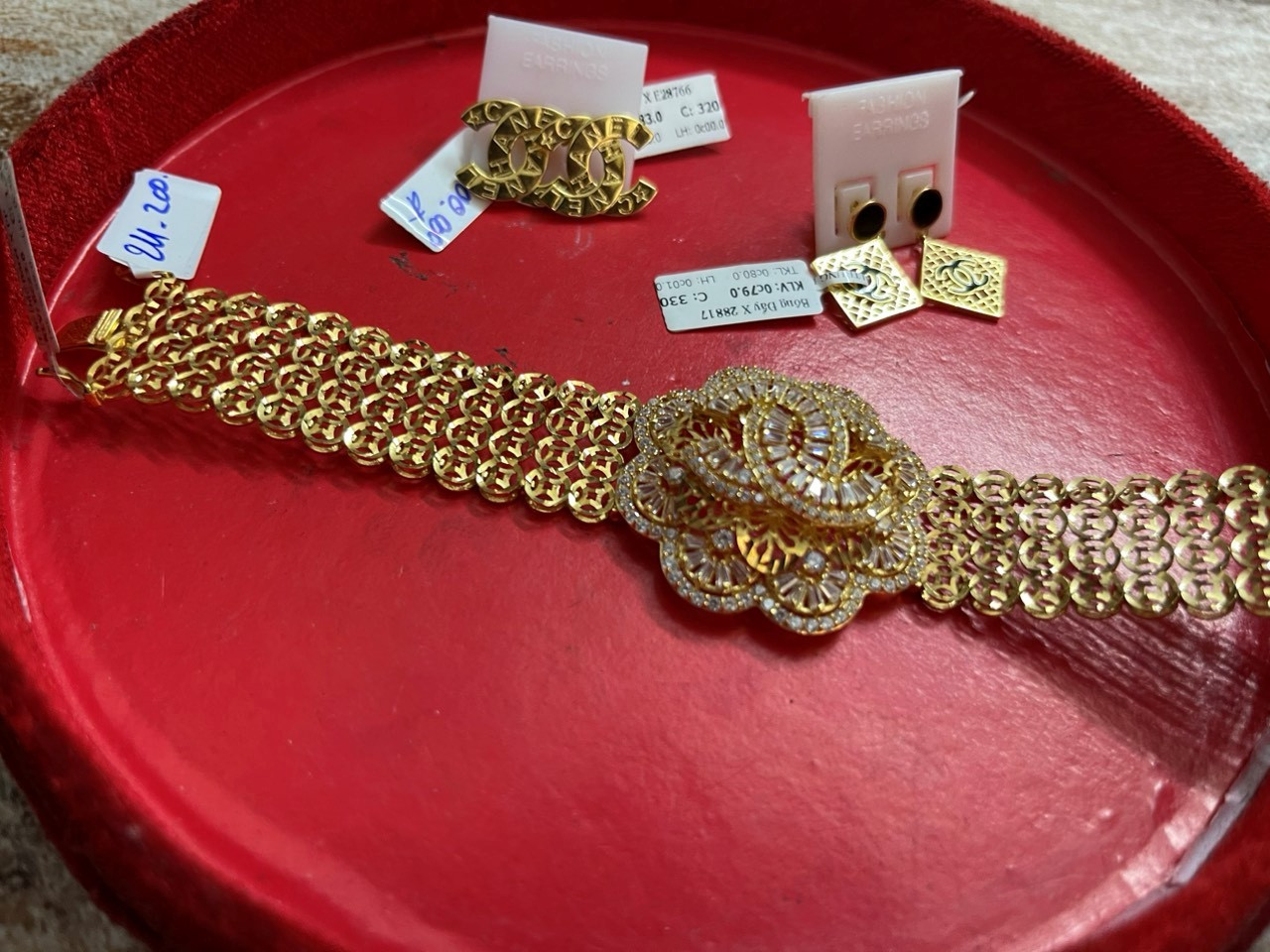 Đội QLTT số 6 kiểm tra hàng hóa có dấu hiệu giả mạo nhãn hiệu. Ảnh: Cục QLTT tỉnh Cà Mau.