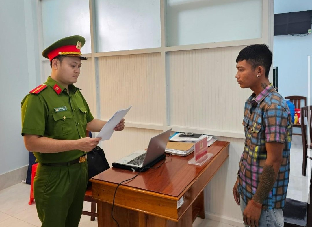 Công an tống đạt lệnh bắt tạm giam Tăng Ngọc Hiển (Ảnh Công an cung cấp).