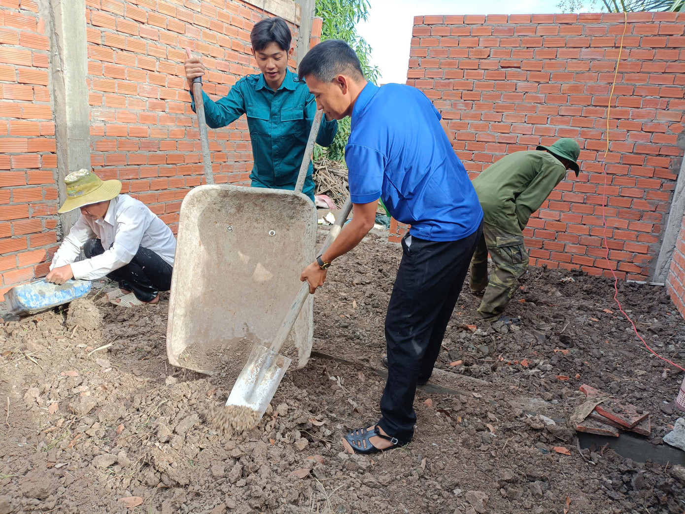 Đoàn viên thanh niên xã Tân Lộc góp sức xây nhà mới cho gia đình bà Nguyễn Thị My.