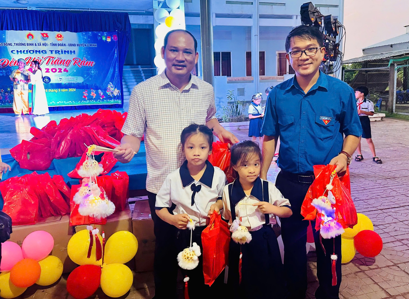 Anh Trần Đăng Khoa - Phó Bí thư Tỉnh Đoàn Cà Mau (phải) và ông Nguyễn Thanh Liêm - Phó Chủ tịch UBND huyện U Minh trao quà trung thu cho các em. Anh Trần Đăng Khoa - Phó Bí thư Tỉnh Đoàn Cà Mau (phải) và ông Nguyễn Thanh Liêm - Phó Chủ tịch UBND huyện U Minh trao quà trung thu cho các em.