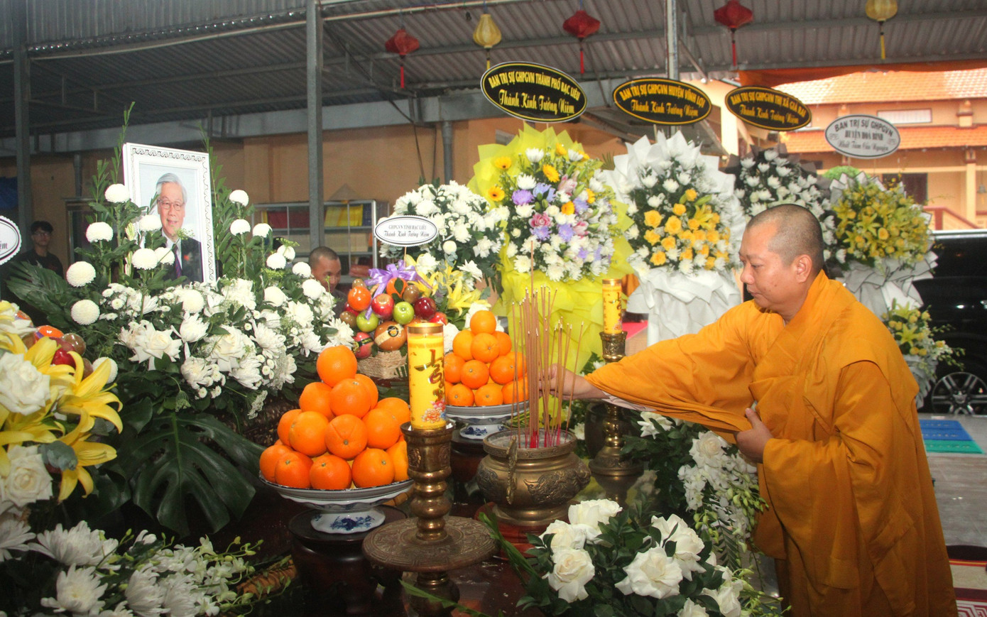 Sau đó, bà con, tăng ni, phật tử cùng các chư Tăng tụng kinh, thực hiện nghi thức thắp hương tưởng niệm, tri ân công đức người con ưu tú của dân tộc, người dành trọn đời mình cho nước, cho dân.