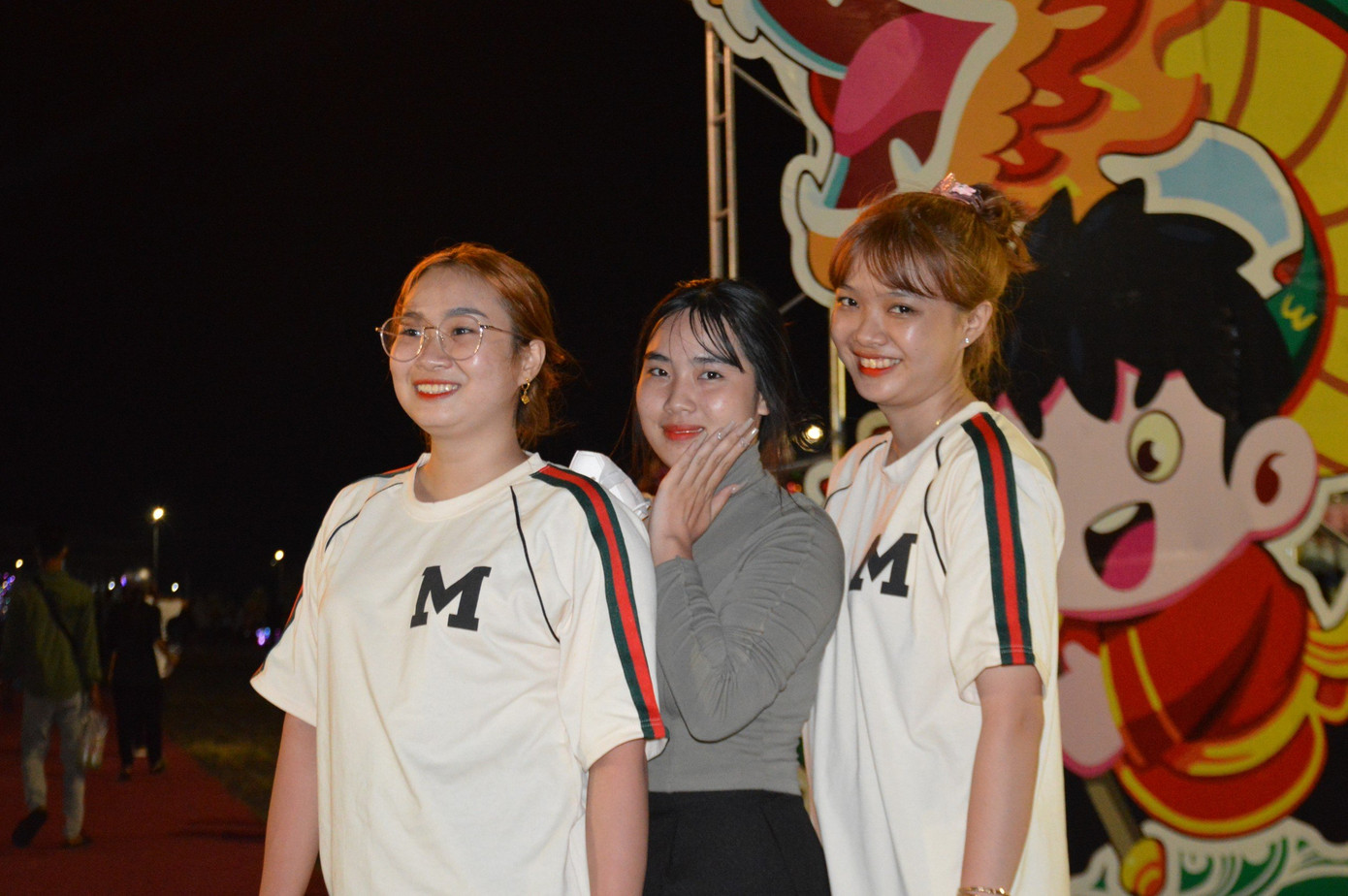 Mỹ Huyền (22 tuổi quê tỉnh Sóc Trăng) cho biết, năm nay không khí Tết ở tỉnh cực Nam Tổ quốc rất đầm ấm, vui tươi. Mỹ Huyền (22 tuổi quê tỉnh Sóc Trăng) cho biết, năm nay không khí Tết ở tỉnh cực Nam Tổ quốc rất đầm ấm, vui tươi.