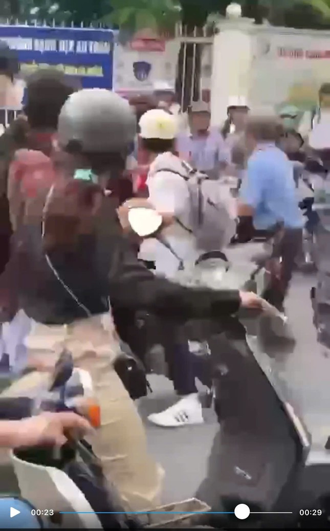 Đoạn clip lan truyền trên mạng xã hội ghi lại cảnh học sinh đánh nhau trước cổng trường (ảnh cắt từ clip).