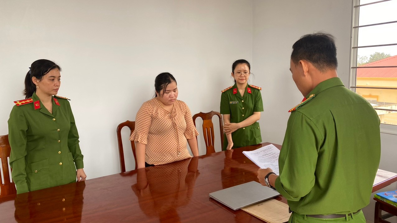 Cơ quan CSĐT Công an tỉnh Bạc Liêu tống đạt các quyết định tố tụng đối với bị can Đức và Thương.