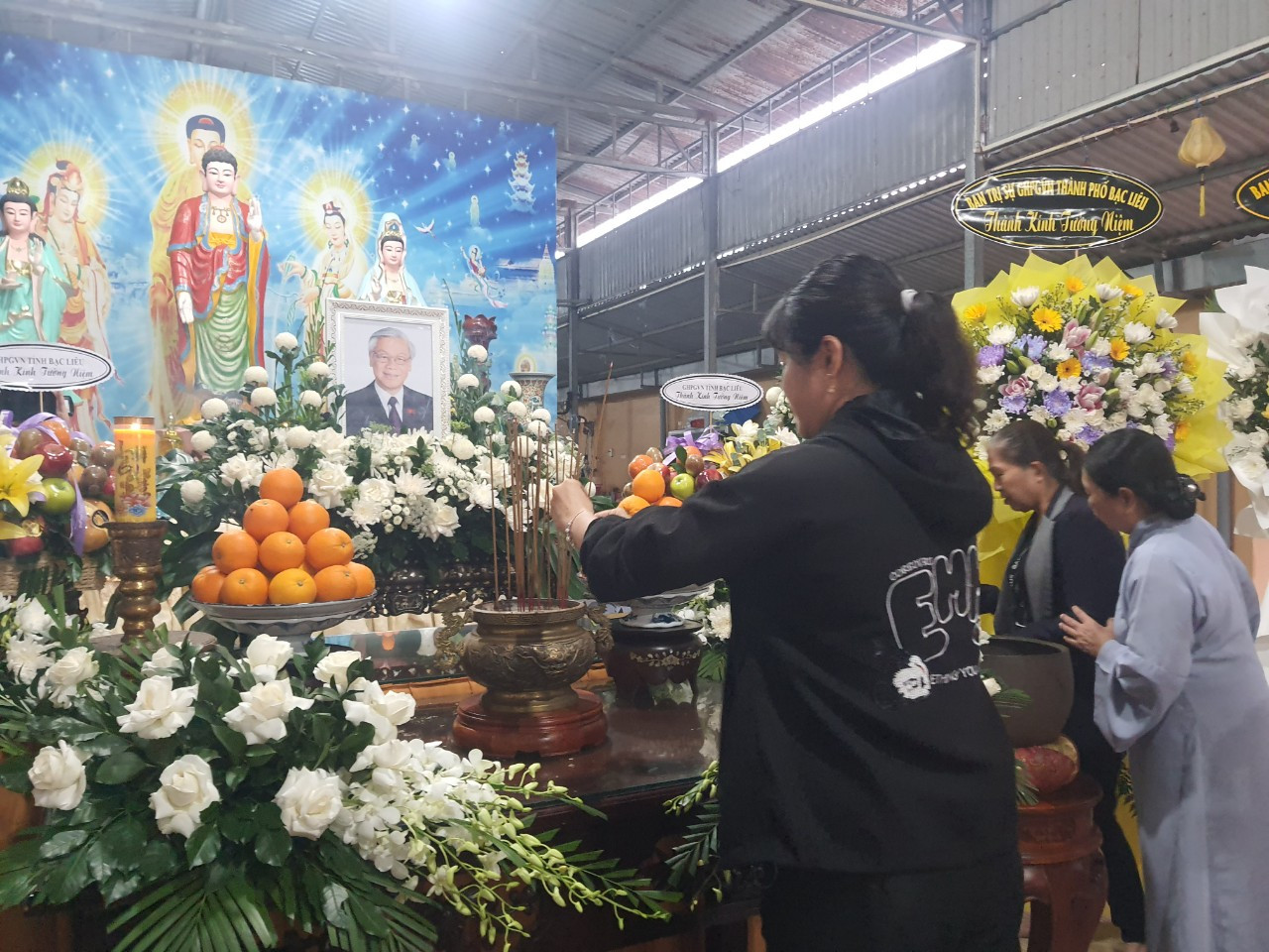 Những nén tâm nhang, những lời kinh cầu nguyện là minh chứng cho lòng biết ơn sâu sắc của phật giáo đối với vị lãnh tụ vĩ đại hết lòng vì đất nước.