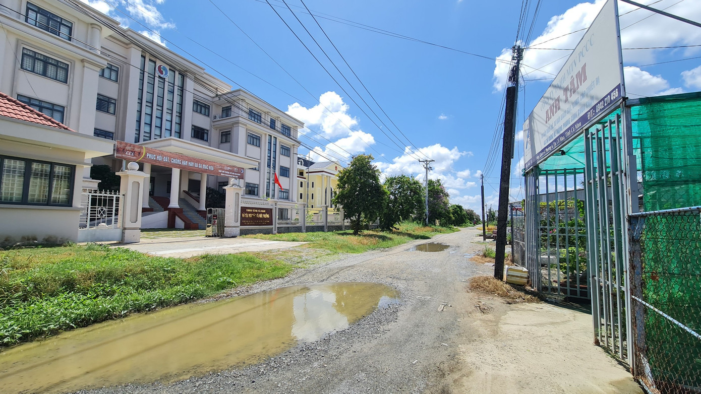 Theo lời người dân địa phương, tuyến đường bắt đầu xuống cấp vào khoảng 5 - 6 năm trước. Theo lời người dân địa phương, tuyến đường bắt đầu xuống cấp vào khoảng 5 - 6 năm trước.