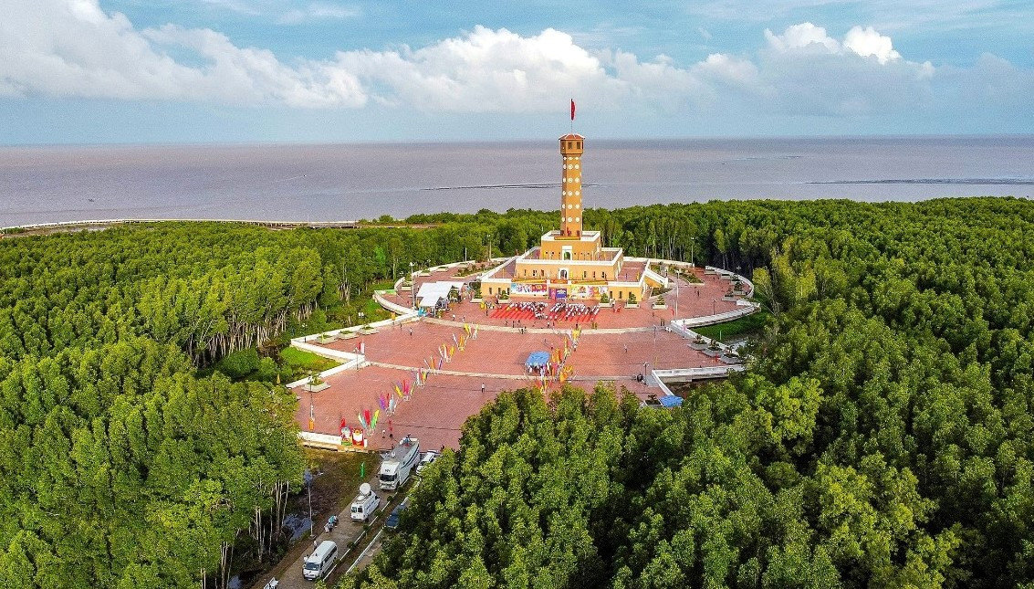 Một điểm nhấn khác là Cột cờ Hà Nội tại Mũi Cà Mau – công trình thể hiện tình cảm keo sơn gắn bó sâu nặng giữa Thủ đô Hà Nội và đất Mũi Cà Mau. Khuôn viên cột cờ có tổng diện tích hơn 16.000m2, chiều cao 45m. Ảnh: Văn Dũng.