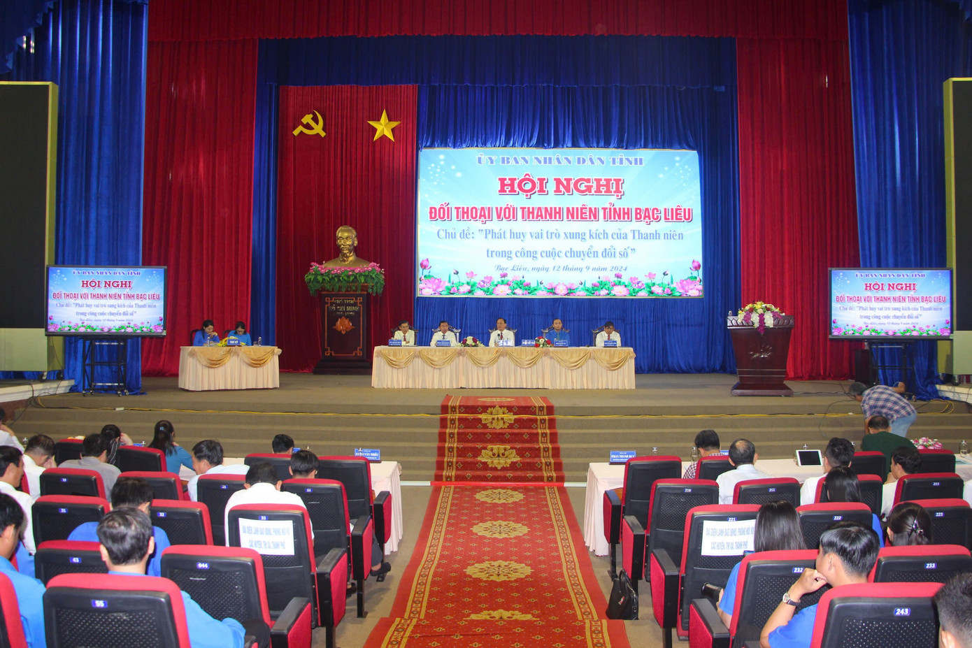 Chủ tịch UBND tỉnh - ông Phạm Văn Thiều chủ trì hội nghị đối thoại thanh niên. Chủ tịch UBND tỉnh - ông Phạm Văn Thiều chủ trì hội nghị đối thoại thanh niên.