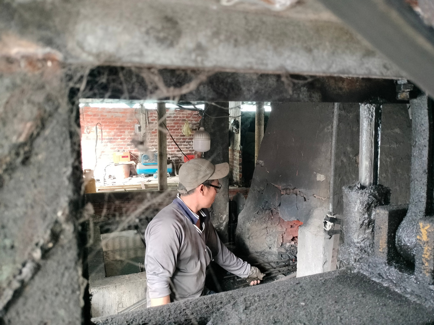 Gia đình anh Quách Văn Nguyên (thị trấn Ngan Dừa, huyện Hồng Dân, Bạc Liêu) đã duy trì nghề rèn qua 4 thế hệ. Tuy được hỗ trợ bằng máy móc, nhưng nghề rèn vẫn rất cơ cực và trên tất cả là phải có tâm, yêu nghề mới bám trụ được.