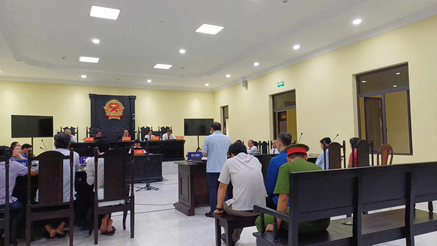 'Đại gia' điện gió Tô Hoài Dân bật khóc khi nói lời sau cùng. 'Đại gia' điện gió Tô Hoài Dân bật khóc khi nói lời sau cùng.