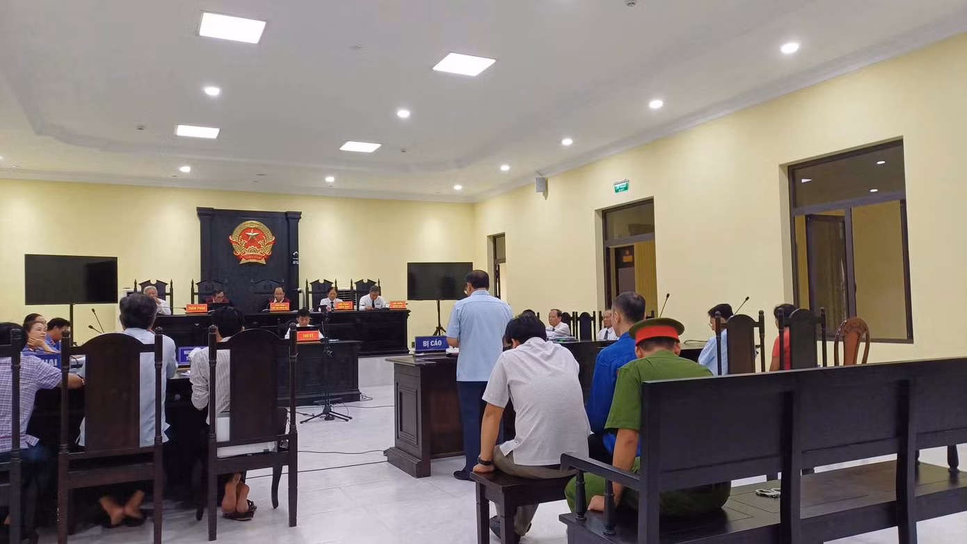 'Đại gia' điện gió Tô Hoài Dân bật khóc khi nói lời sau cùng. 'Đại gia' điện gió Tô Hoài Dân bật khóc khi nói lời sau cùng.