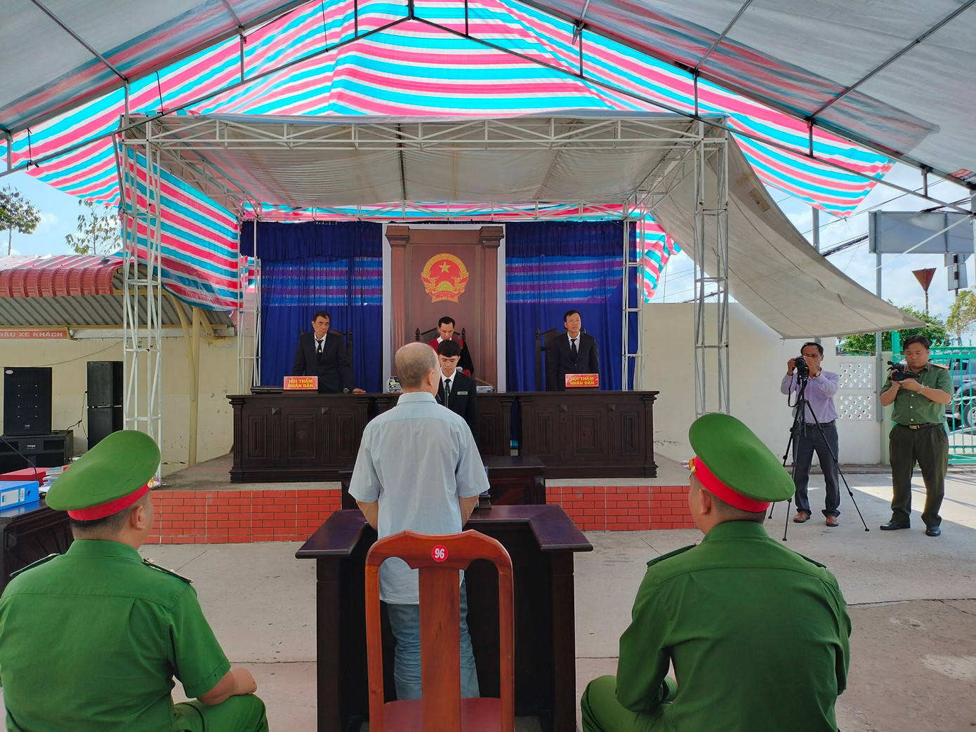 Bị cáo Nghệ nghe tòa tuyên án.