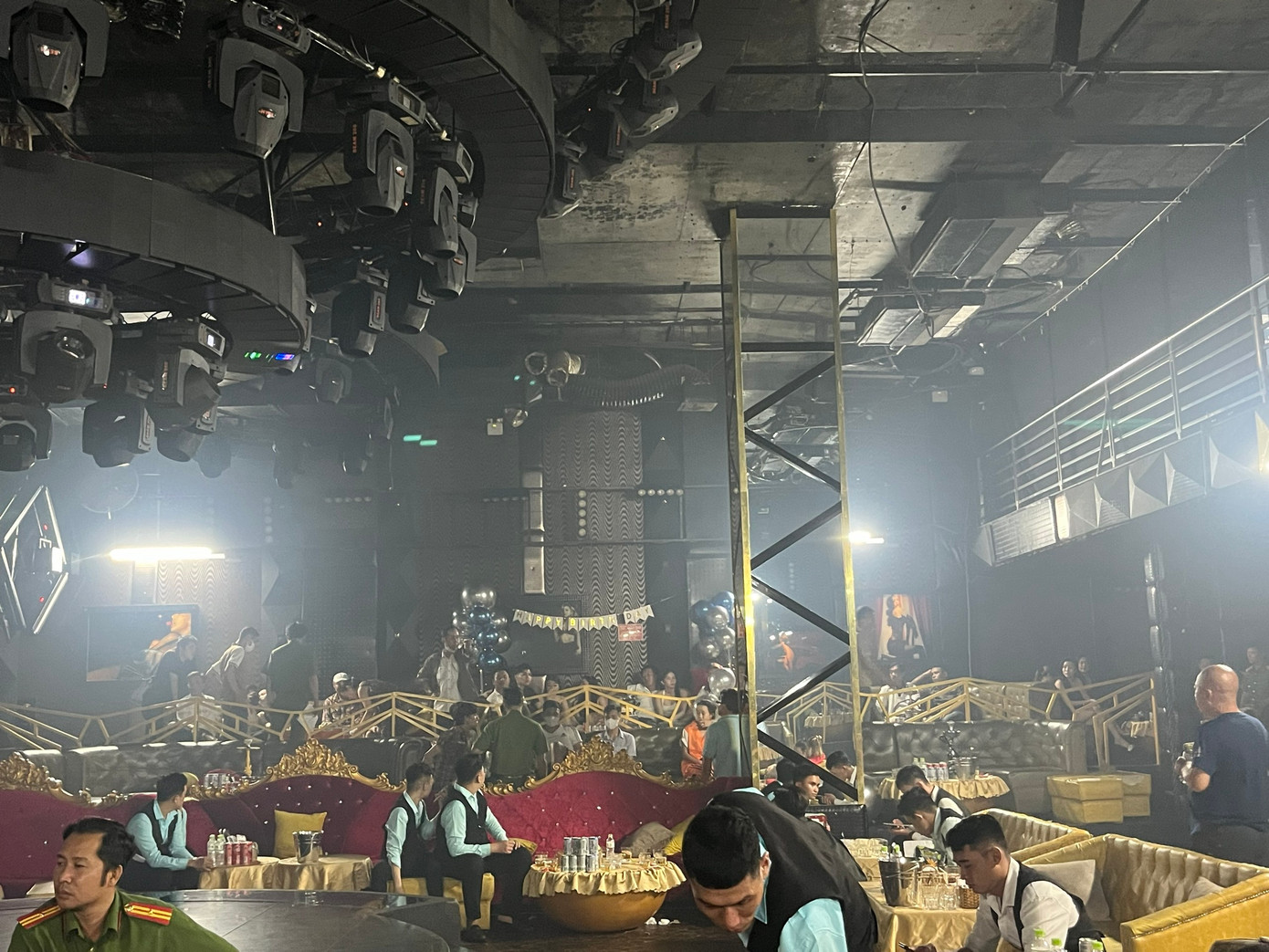 Lực lượng công an kiểm tra quán bar Gold Club nổi tiếng ở Cà Mau. Lực lượng công an kiểm tra quán bar Gold Club nổi tiếng ở Cà Mau.