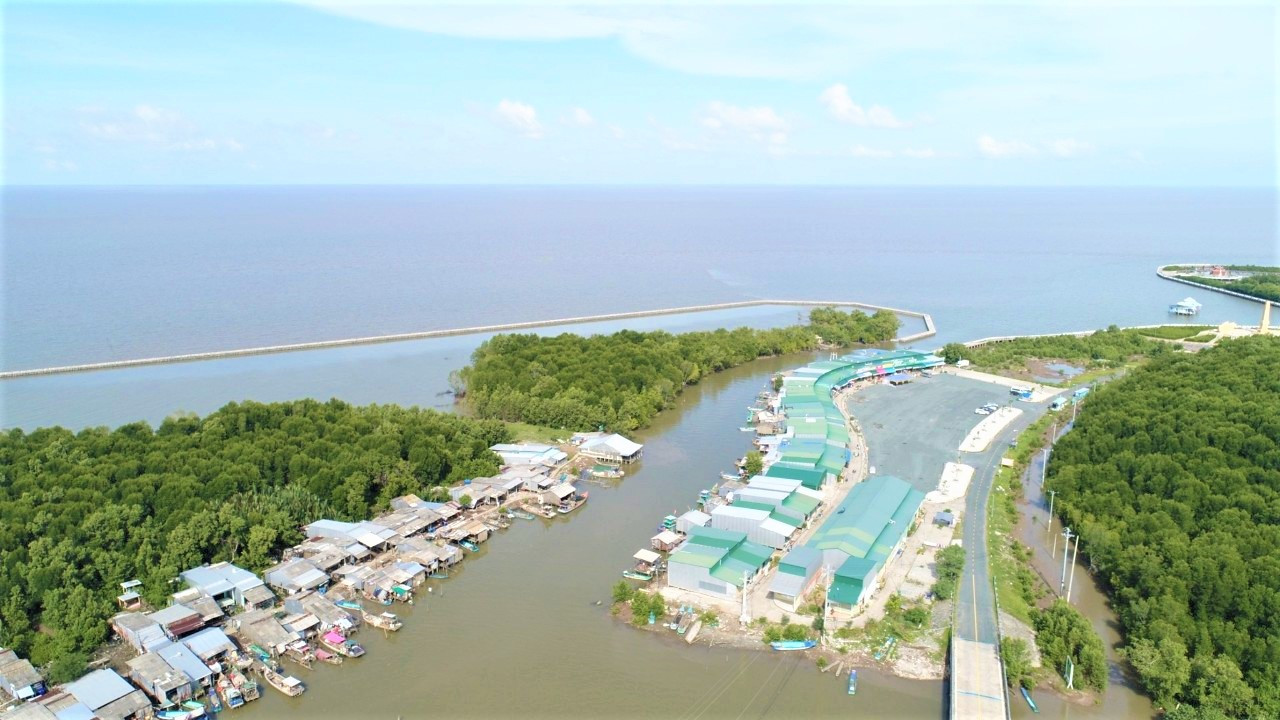 Ở vùng đất cực Nam của Tổ quốc còn tồn tại một số xóm nhà “không cửa” nằm cách cột mốc tọa độ cực Nam khoảng vài trăm mét. Người dân phần lớn làm nghề đánh bắt tại vùng biển cạn gần đất liền. Ảnh: Văn Dũng.