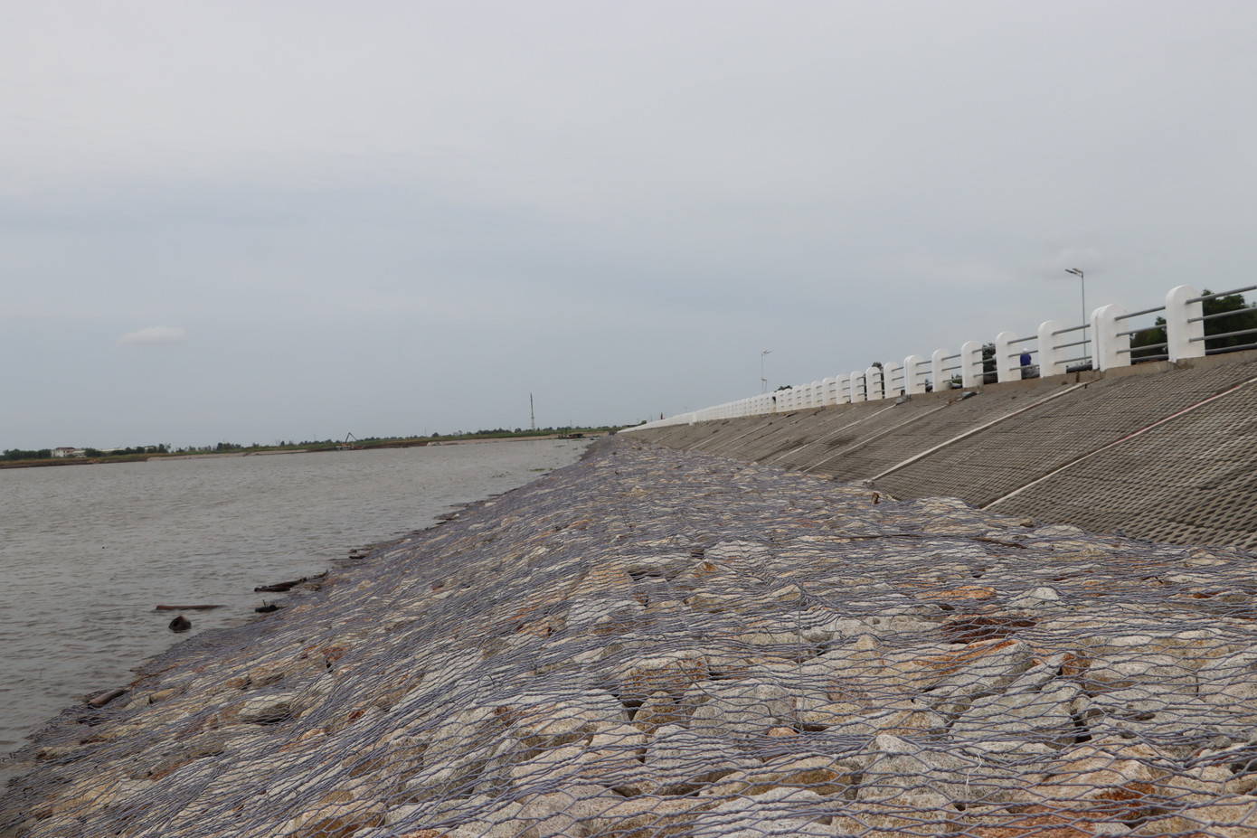 Hồ chứa nước ngọt lớn nhất tỉnh Cà Mau được xây dựng trên diện tích 102ha, dung tích 3,85 triệu m3 nước. Khi công trình hoàn thành sẽ cung cấp nước sạch cho hơn 113.000 hộ dân tại các huyện U Minh và Trần Văn Thời; phục vụ công tác phòng cháy chữa cháy rừng; hạn chế tình trạng khai thác nước ngầm…