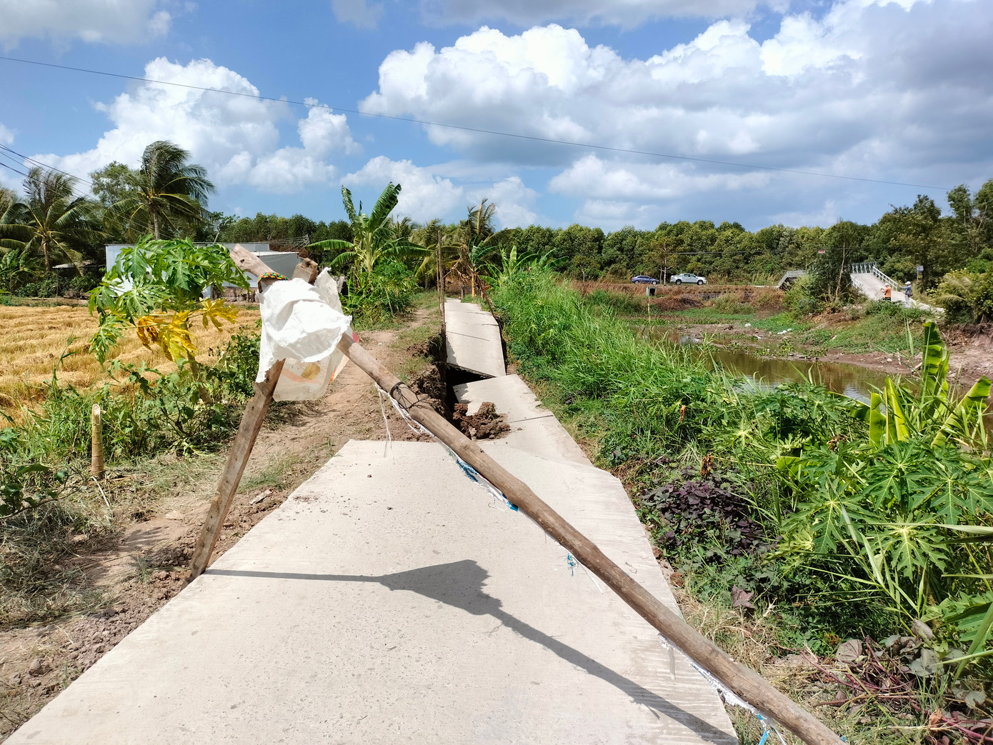 Khoảng lưu không (chiều rộng bờ sông, kênh, rạch) từ mép mặt đường đến mép kênh hẹp, đây là nguyên nhân chính dẫn đến tình trạng sụt lún, sạt lở đất, làm hư hỏng nhiều tuyến đường giao thông nông thôn.