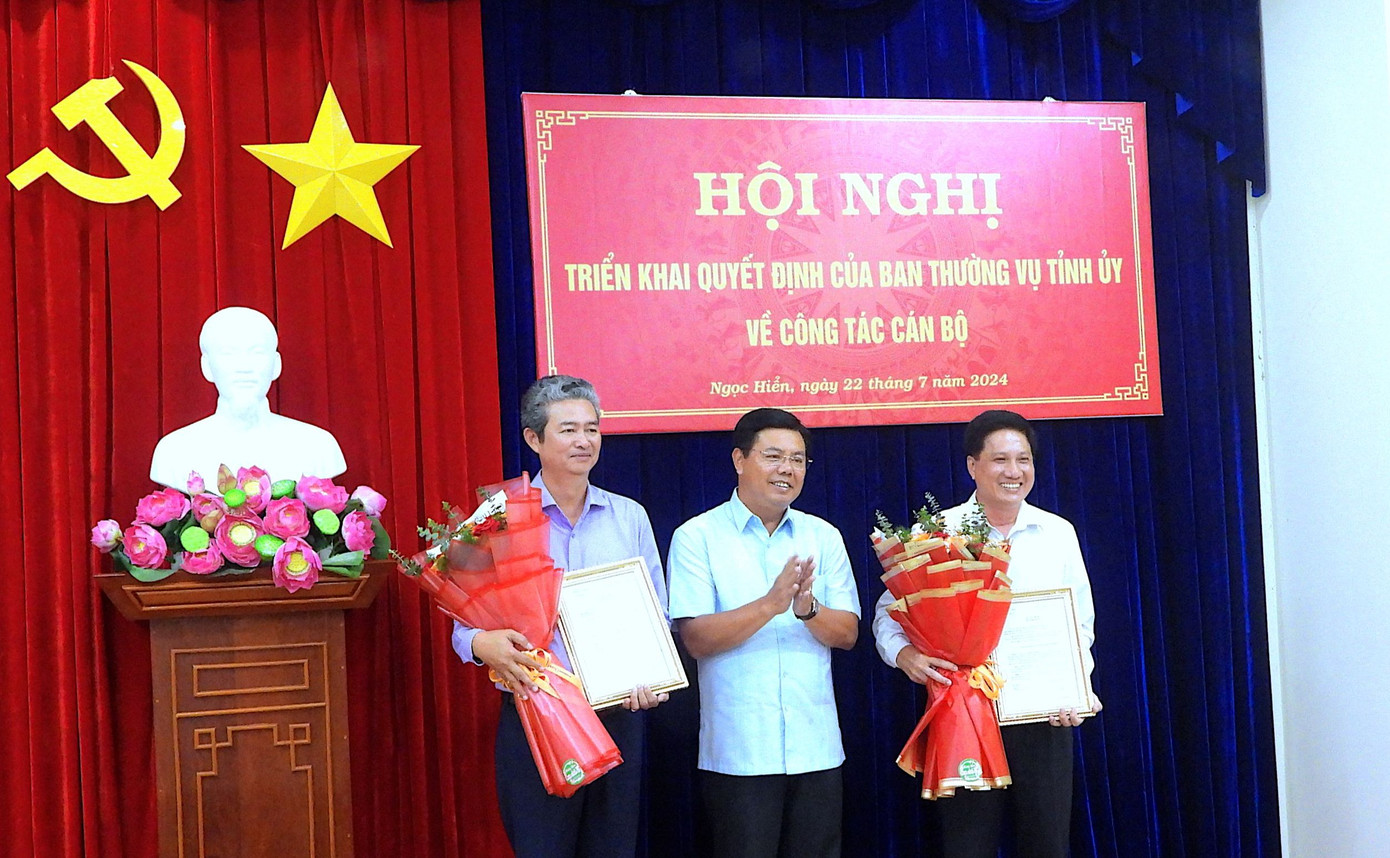 Ông Vệ (bên trái) và ông Hải (bên phải) nhận quyết định về công tác cán bộ.