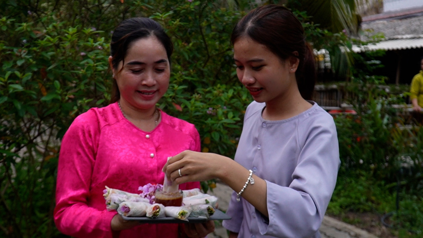 Dù chỉ là món gỏi cuốn đơn sơ kết hợp hài hòa các loại cây, hoa có sẵn ở xứ rừng, nhưng gỏi cuốn hoa mua đã chinh phục được rất nhiều thực khách trong dịp Festival tôm được tổ chức tại TP. Cà Mau vừa qua. Dù chỉ là món gỏi cuốn đơn sơ kết hợp hài hòa các loại cây, hoa có sẵn ở xứ rừng, nhưng gỏi cuốn hoa mua đã chinh phục được rất nhiều thực khách trong dịp Festival tôm được tổ chức tại TP. Cà Mau vừa qua.