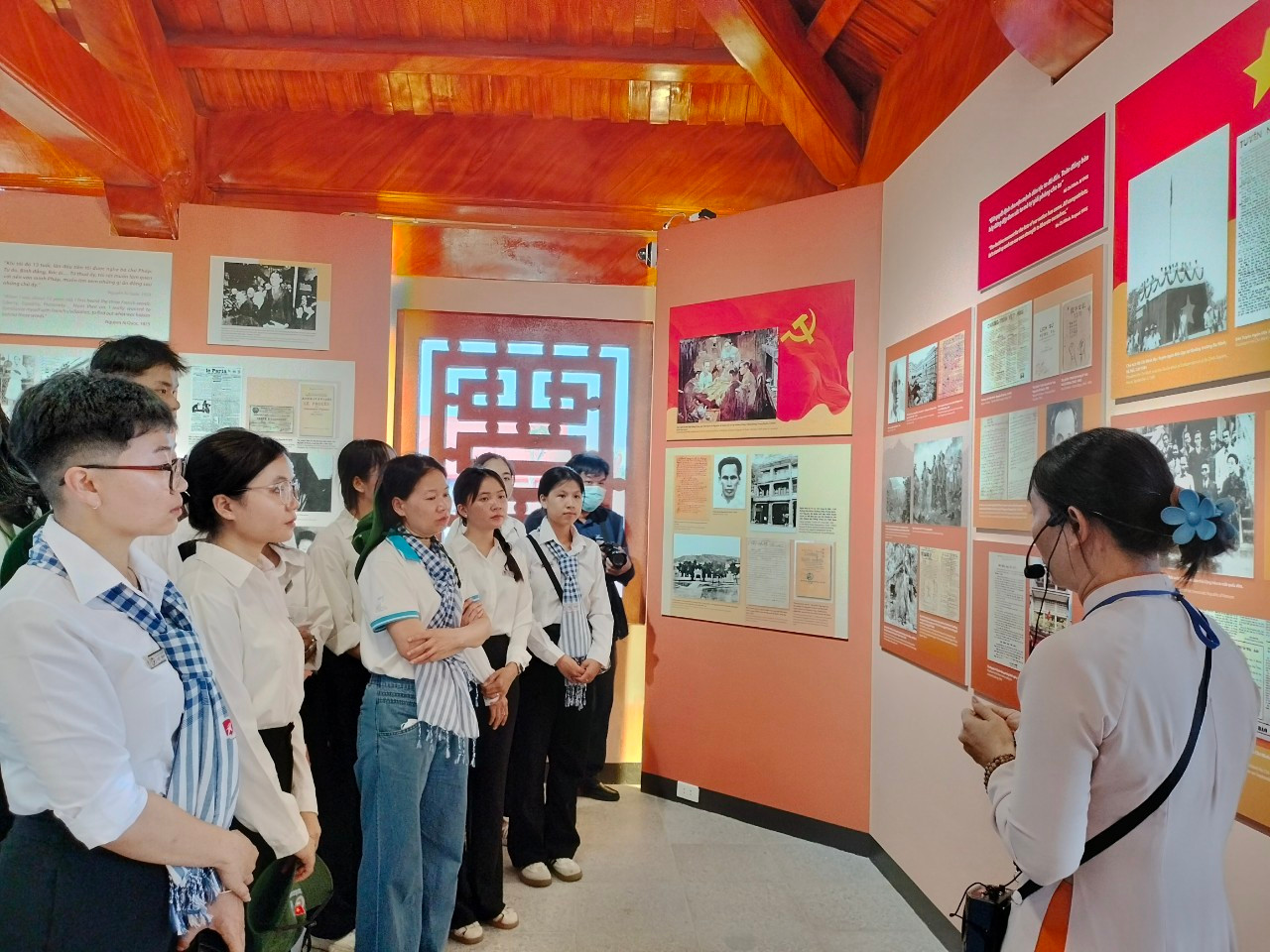 Các bạn trẻ tham quan tại Đền thờ Chủ tịch Hồ Chí Minh. Các bạn trẻ tham quan tại Đền thờ Chủ tịch Hồ Chí Minh.