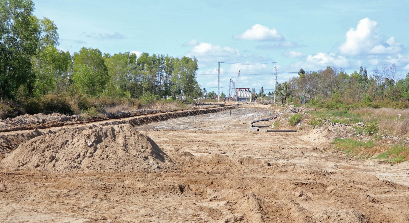 Đến nay, dự án thành phần đoạn Hậu Giang - Cà Mau sản lượng gần 26%, chỉ tập trung ở phần công trình cầu, phần tuyến chính cao tốc phải xử lý đất yếu là đường găng của dự án nhưng do thiếu vật liệu cát đắp nền nên triển khai chậm.