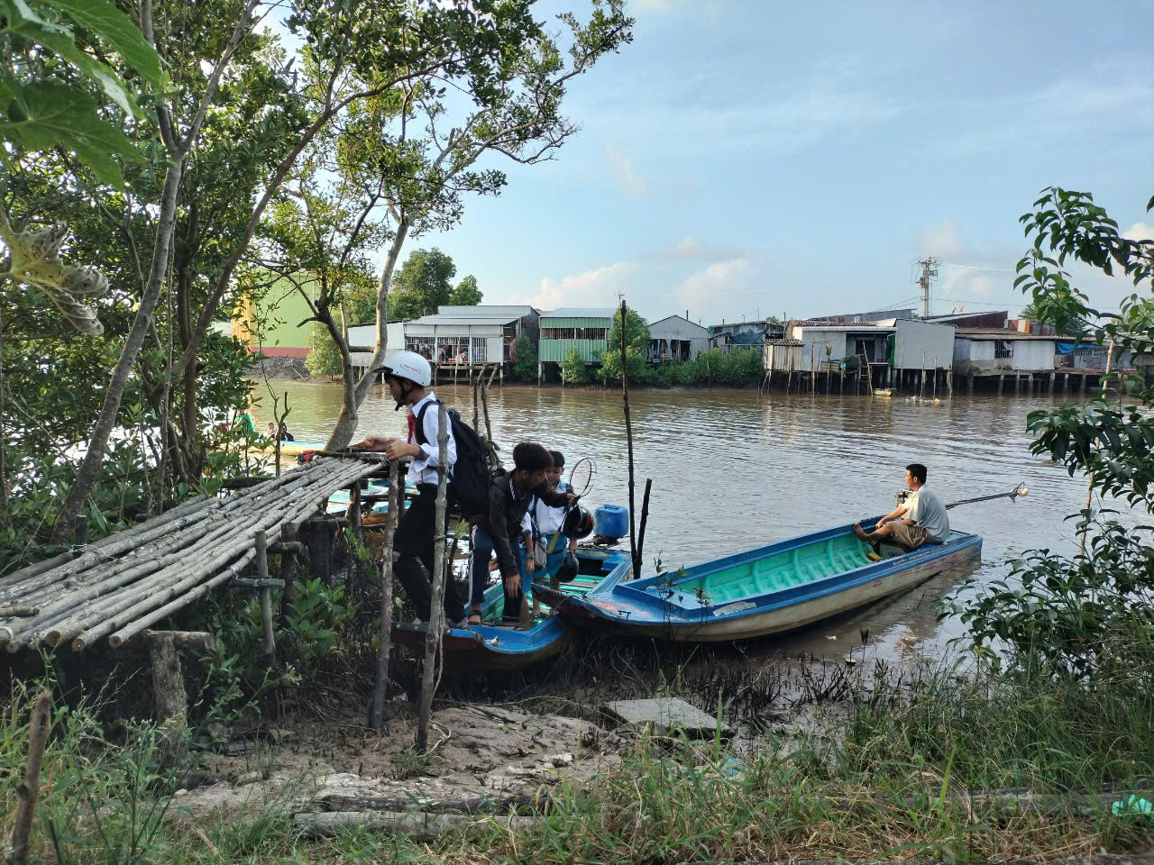 Nhà ở xã Viên An Đông (huyện Ngọc Hiển), bà Võ Thị Thu (60 tuổi) hằng ngày phải thức từ rất sớm chuẩn bị đồ đạc đưa 3 đứa cháu (một bé học lớp 2 và 2 bé học lớp 4) đi học bằng xuồng, rồi đợi tới chiều cháu tan học rước về.