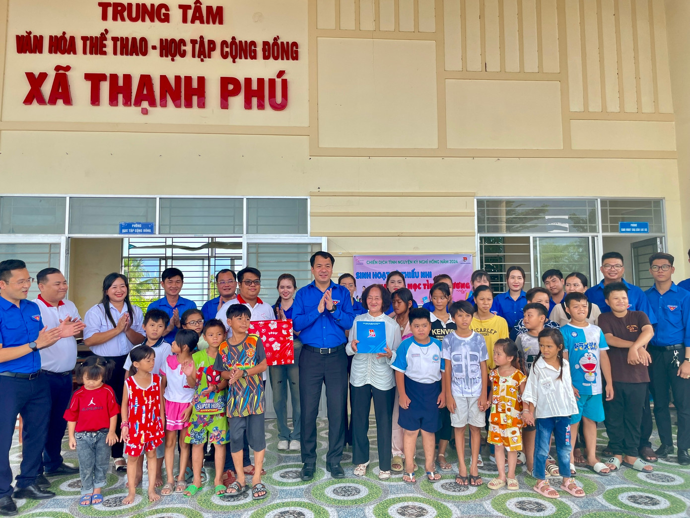 Đoàn cũng đã đến thăm, trao quà cho học sinh tại lớp học tình thương xã Thạnh Phú, huyện Cái Nước. Đoàn cũng đã đến thăm, trao quà cho học sinh tại lớp học tình thương xã Thạnh Phú, huyện Cái Nước.
