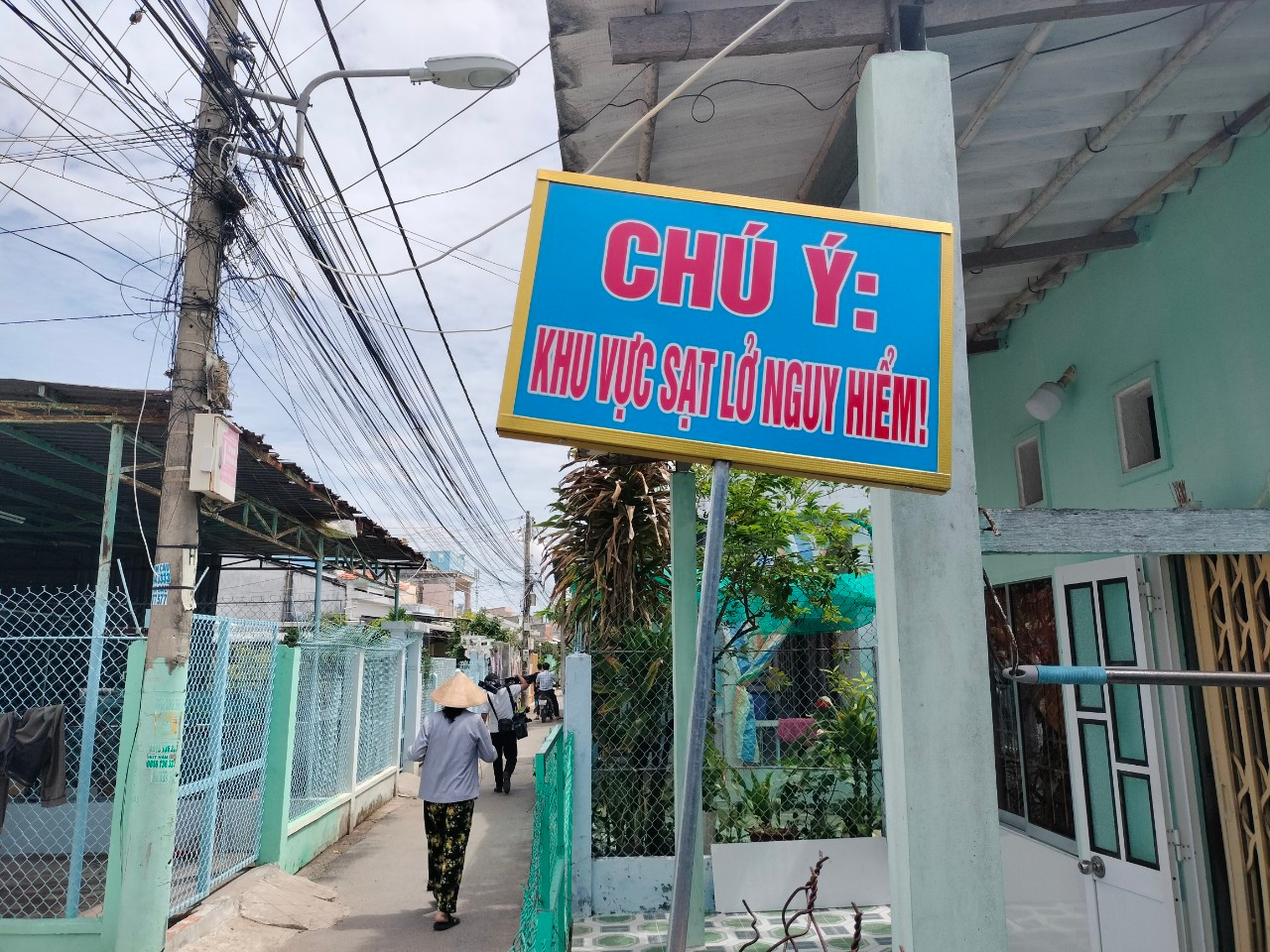 Ngành chức năng địa phương cắm biển cảnh báo sạt lở.