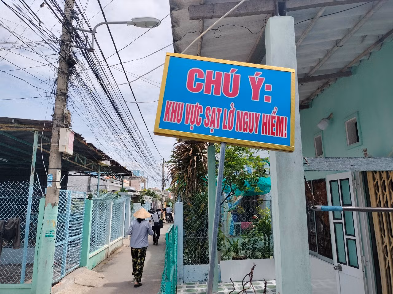 Ngành chức năng địa phương cắm biển cảnh báo sạt lở.