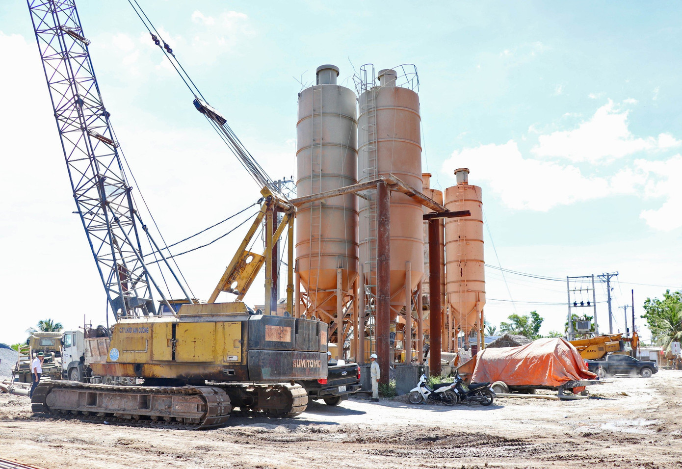 Tổng nhu cầu vật liệu cát đắp nền đường cho tuyến cao tốc Cần Thơ - Cà Mau cần khoảng 18,5 triệu m3 nhưng thực tế đến nay các nhà thầu tiếp nhận về công trường được khoảng hơn 3,5 triệu m3.