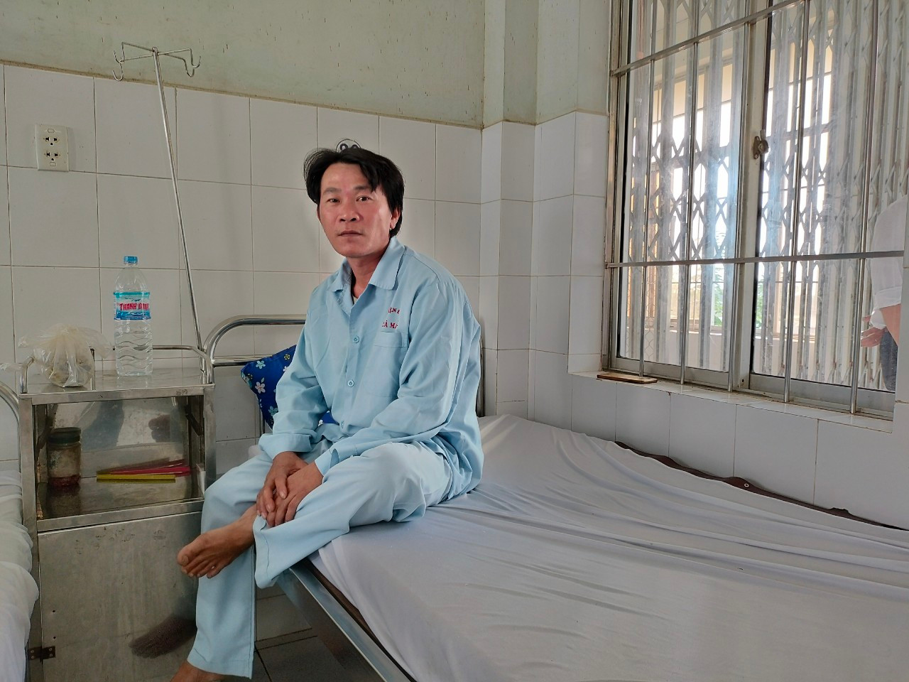 Một ngư dân bị thương đang nằm điều trị tại Bệnh viện Đa khoa Cà Mau.