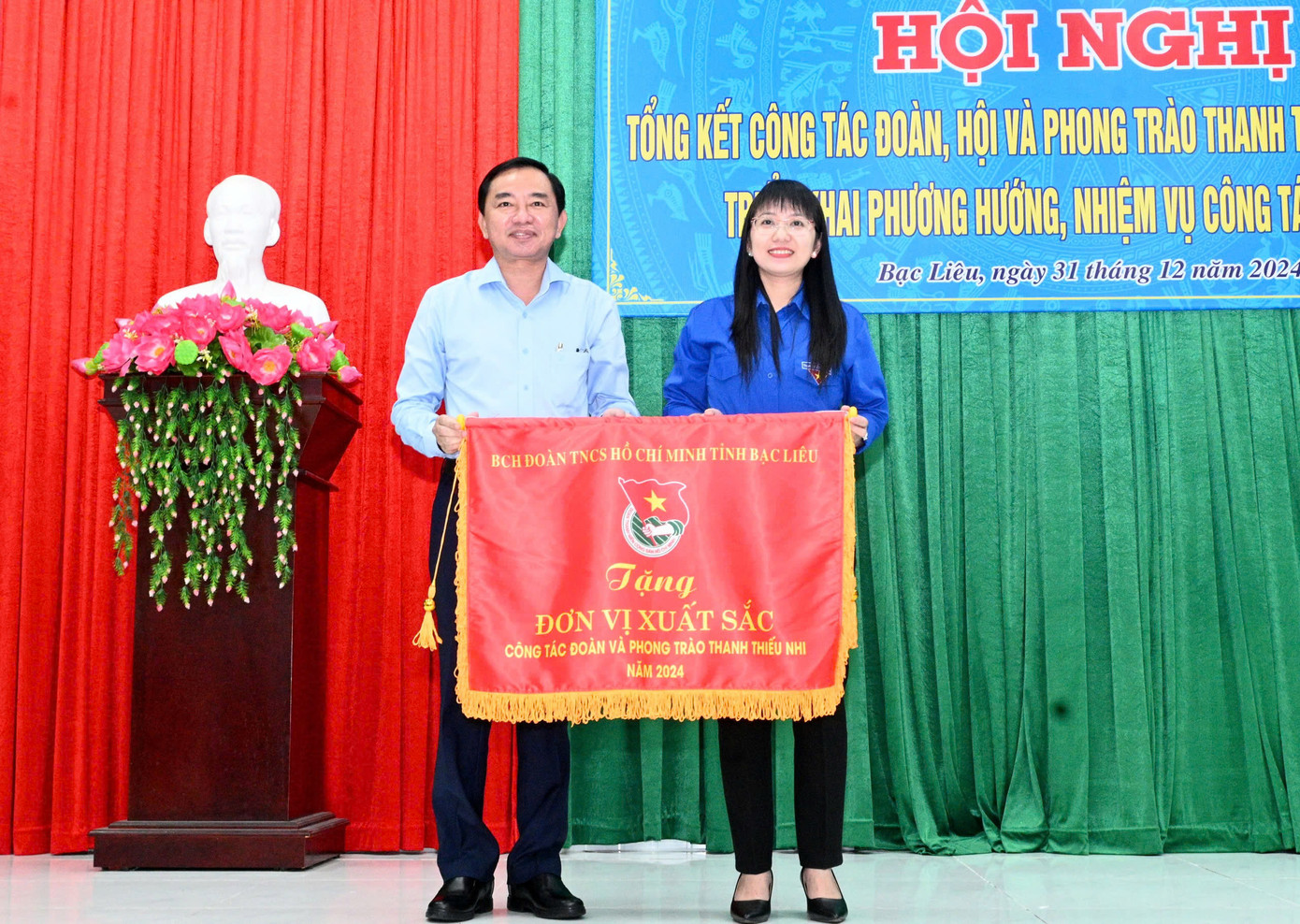 Ban Thường vụ Tỉnh Đoàn đã tặng Cờ thi đua của Ban Chấp hành Tỉnh đoàn cho đơn vị Huyện đoàn Hồng Dân. Ban Thường vụ Tỉnh Đoàn đã tặng Cờ thi đua của Ban Chấp hành Tỉnh đoàn cho đơn vị Huyện đoàn Hồng Dân.